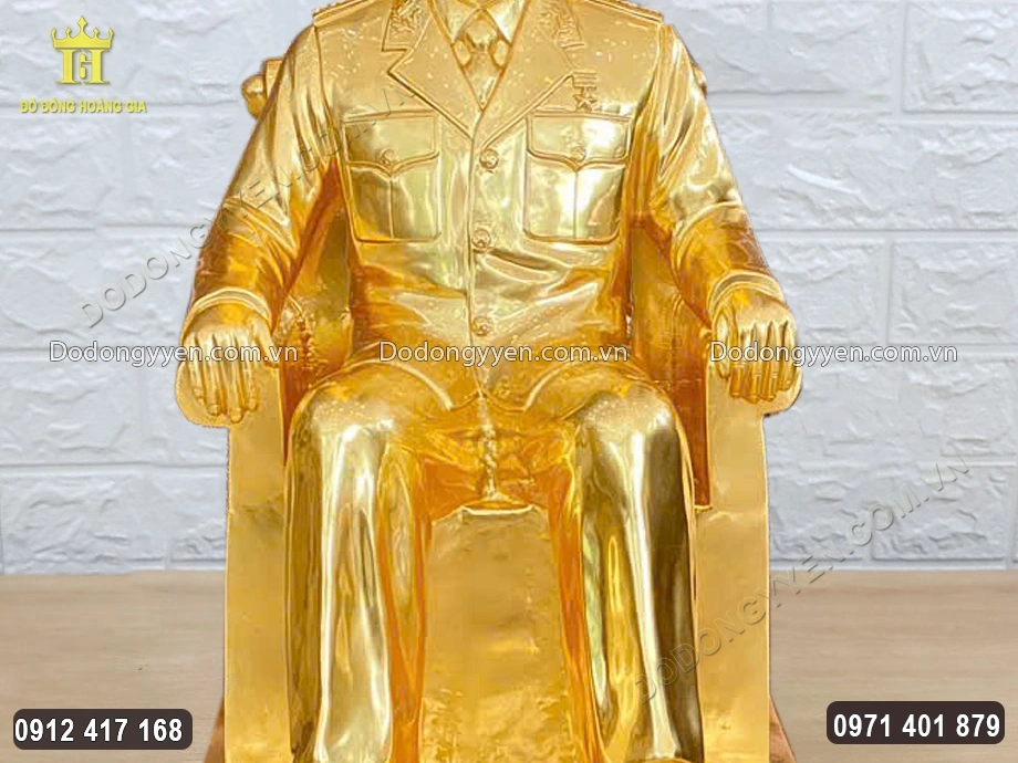 B&aacute;c được đ&uacute;c theo d&aacute;ng ngồi uy nghi&ecirc;m tr&ecirc;n ghế